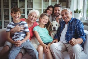 Portrait-happy-family-sitting-sofa-living-room (Střední)